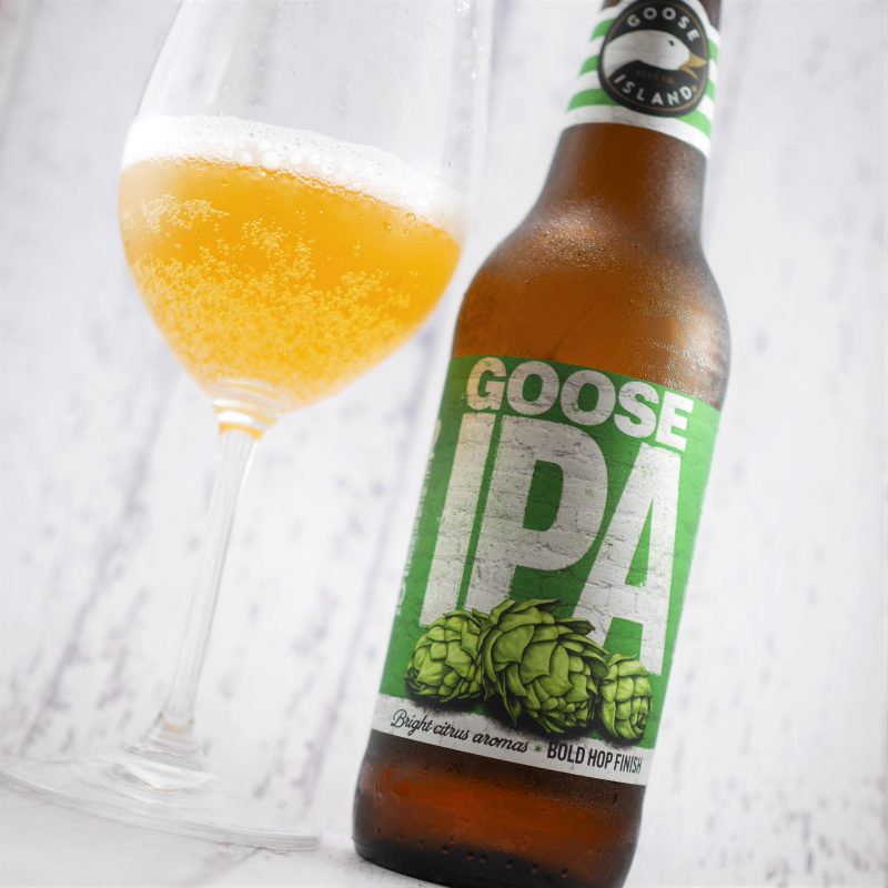 GOOSE_IPAを注いだグラスと瓶_斜め