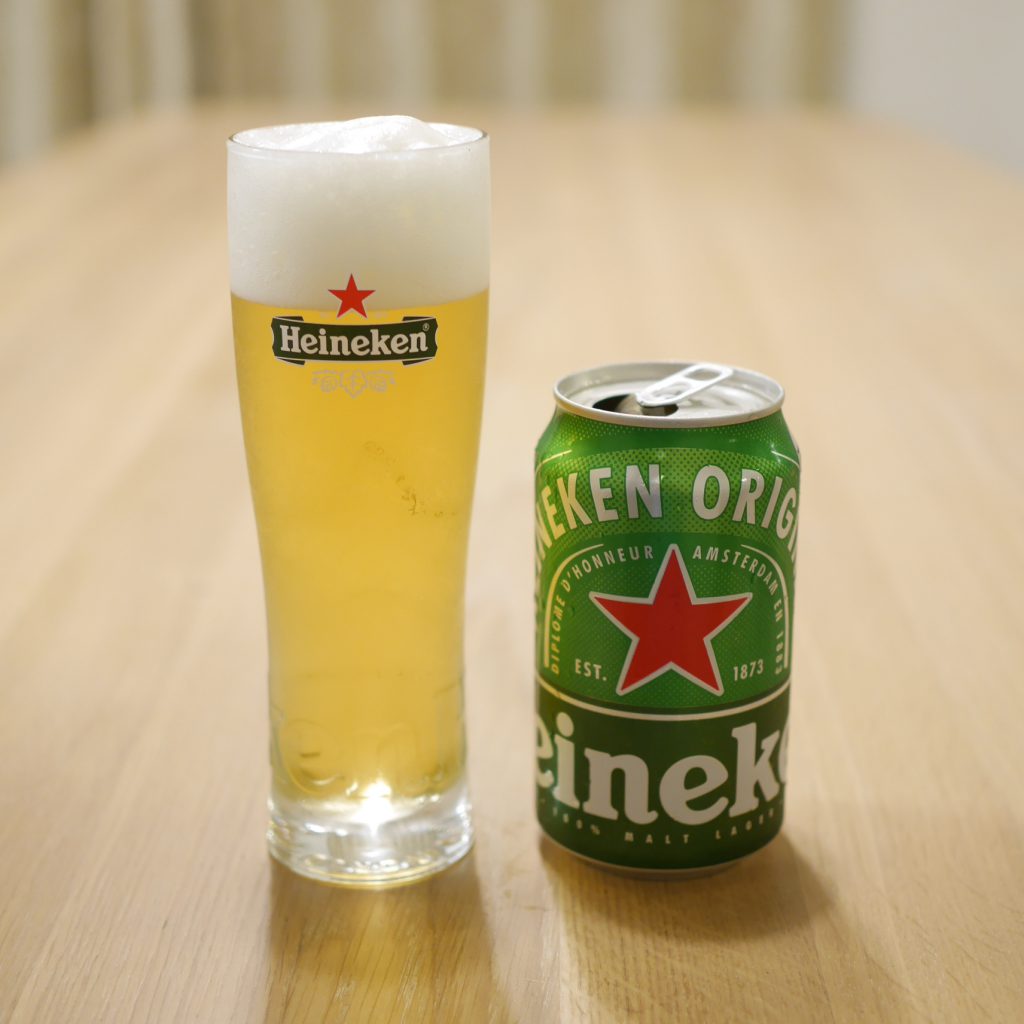 Heinekenを注いだグラスと缶_机の上