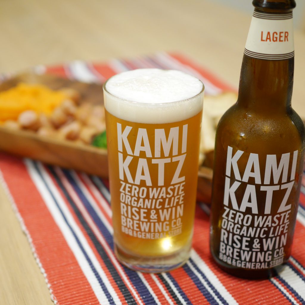 KAMIKATZ_LAGERを注いだグラスと瓶と料理