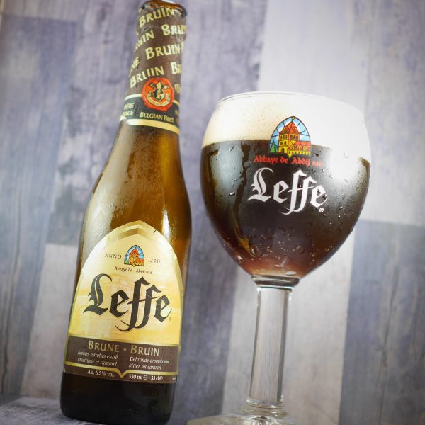 レフ・ブラウンを注いだグラスと瓶斜め